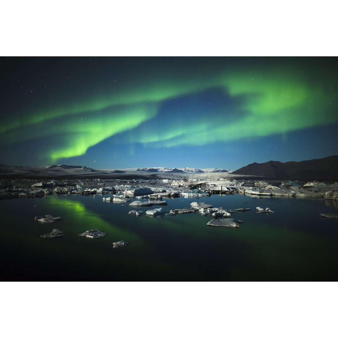 Aurora Borealis In Jokulsarlon von Schroptschop - Kunstdrucke auf Leinwand