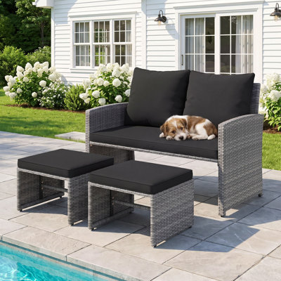 Canapé d'extérieur deux places avec poufs, ensemble de mobilier de jardin 3 pièces en résine tressée PE avec coussins, coloris gris et noir.