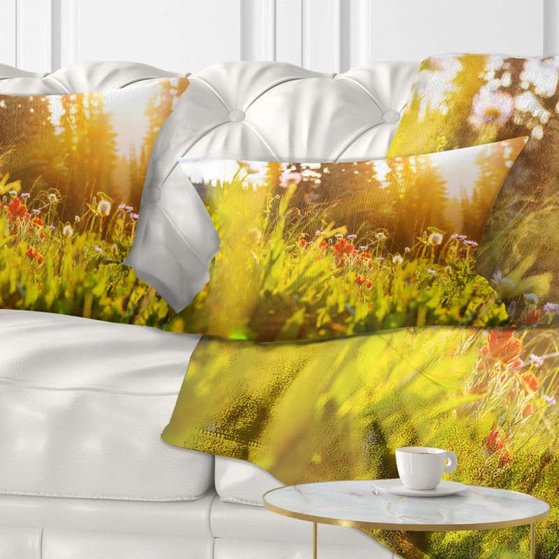Coussin Green Meadow avec fleurs d'été - imprimé floral
