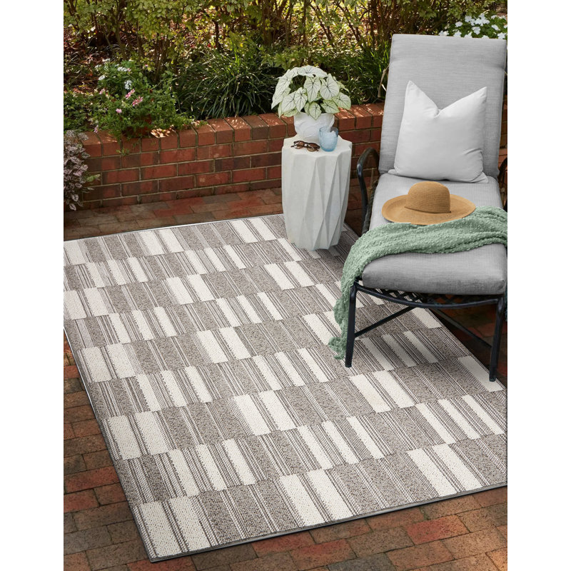 Wilmah Polypropylene Gray Indoor/Outdoor Rug, Rectangle 5'3" x 7'3"