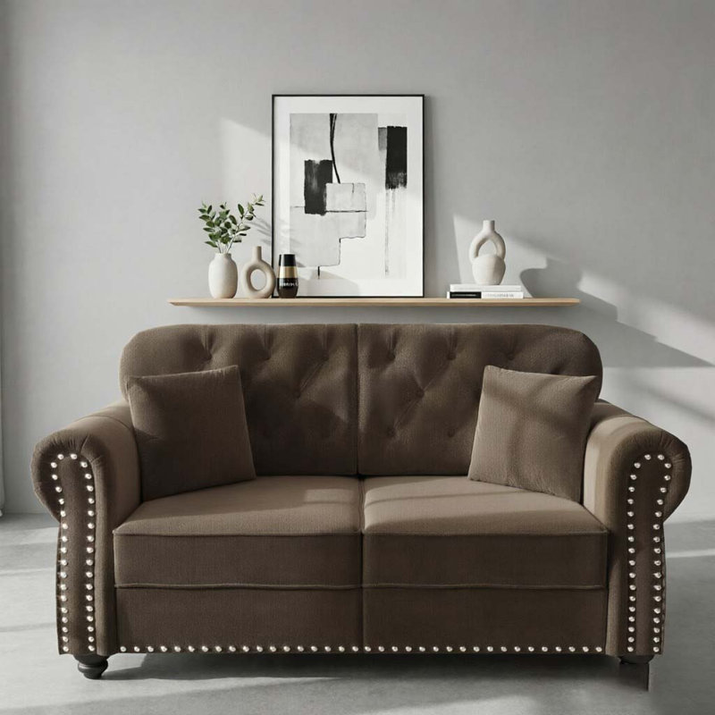 Canapé Chesterfield de 63 po en velours avec garniture cloutée et accoudoirs roulés, canapé de style Mid-Century moderne capitonné avec boutons, brun