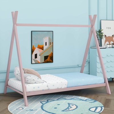 Un lit de plancher en métal avec des lattes, conçu comme une maisonnette amusante pour les enfants