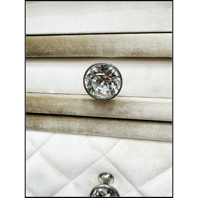 Élégante table de chevet à 2 tiroirs avec un design capitonné et des boutons en cristal, parfaite pour un décor de chambre à coucher luxueux
