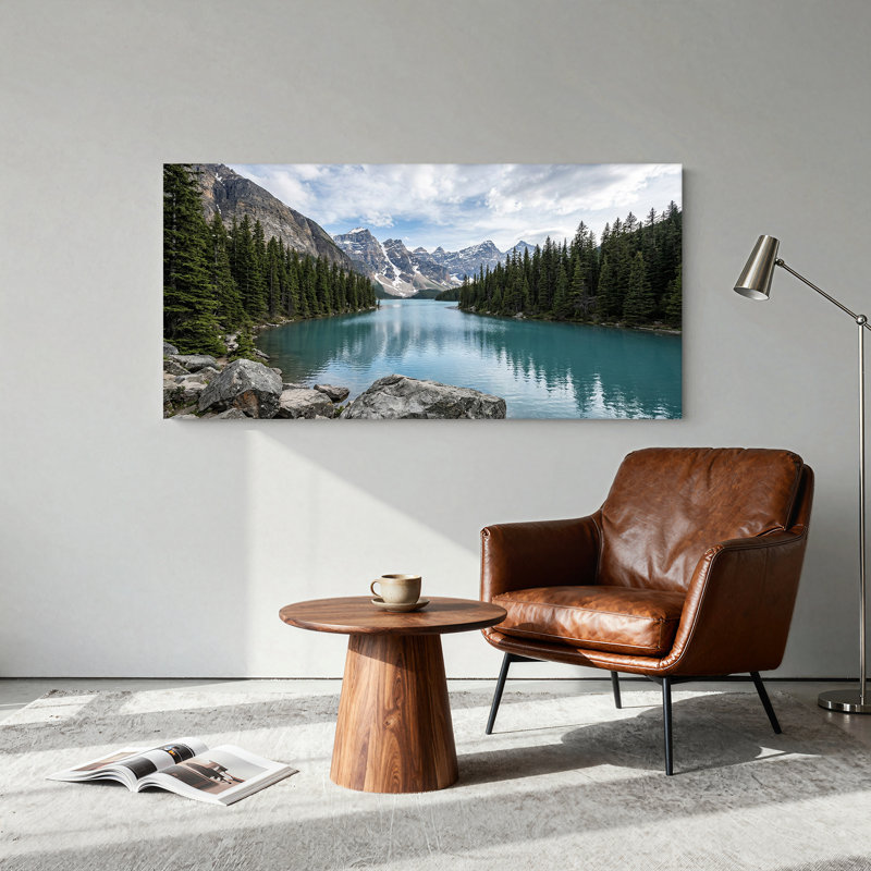Tableau sur toile représentant des sommets enneigés et une forêt de pins le long d'un lac turquoise, L 20 po x H 10 po