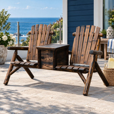 Banc Adirondack double classique à lattes avec table partagée, idéal pour des réunions confortables sur la véranda et dans le jardin.
