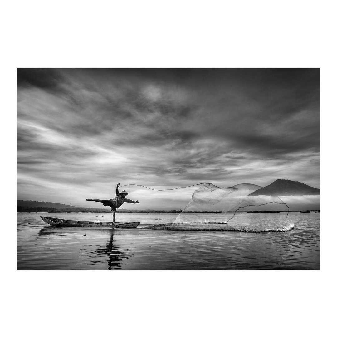 Seidenmatte Tapete Fisherman Casts His Net