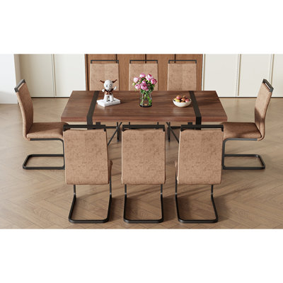 Ensemble de table et de chaises. Table de salle à manger rectangulaire de style industriel de couleur noyer - 71 po x 39,3 po. Grande paire. 8 chaises en tissu brun avec pieds en métal noir arqués.