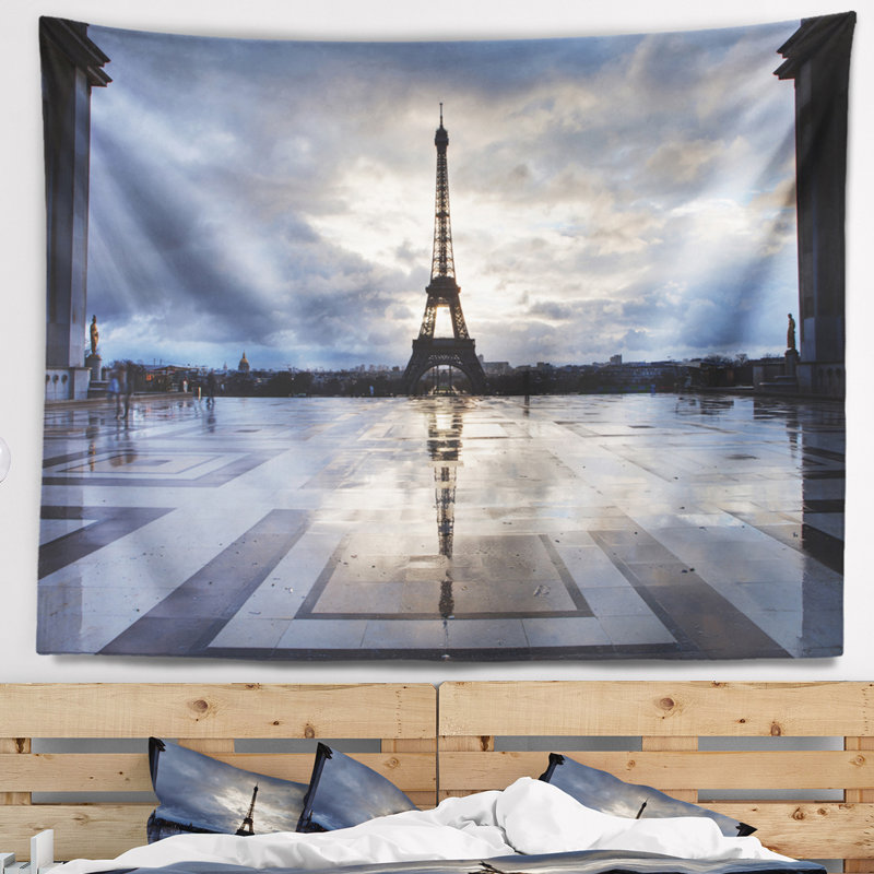 Reflection en polyester de la tour à l’tapisserie de paris avec nuages et accessoires suspendus inclus, H 32 po x l 39 po