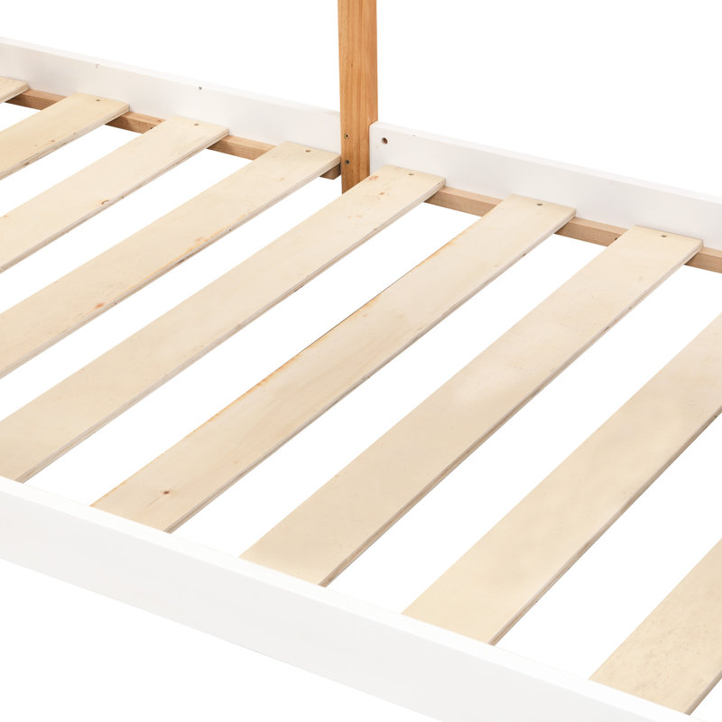 Lit simple au-dessus d'un lit superposé avec charmante conception de maison, fenêtres, tableau noir et rangement, pin naturel blanc avec escalier de rangement pour fenêtres de toit, lit en bois massif, coffre-fort pour