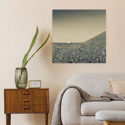 Amandiers avec semi-camion se déplaçant sur une autoroute en arrière-plan, Us Interstate 5, Californie, États-Unis, art contemporain contemporain, paysage mural