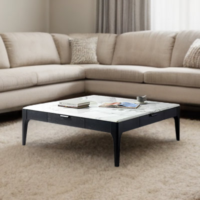Table basse à quatre pieds avec rangement