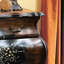 3 commodes style chêne et finition noire antique pour la chambre rehausse l'ambiance de la chambre