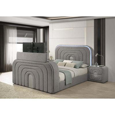 Lit luxueux avec éclairage DEL, meuble télé, foyer et fonctionnalité Bluetooth, idéal pour une chambre à coucher confortable et divertissante