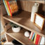 Bibliothèque-vaisselier avec portes vitrées, étagères réglables et design élégant pour un rangement et une présentation organisés