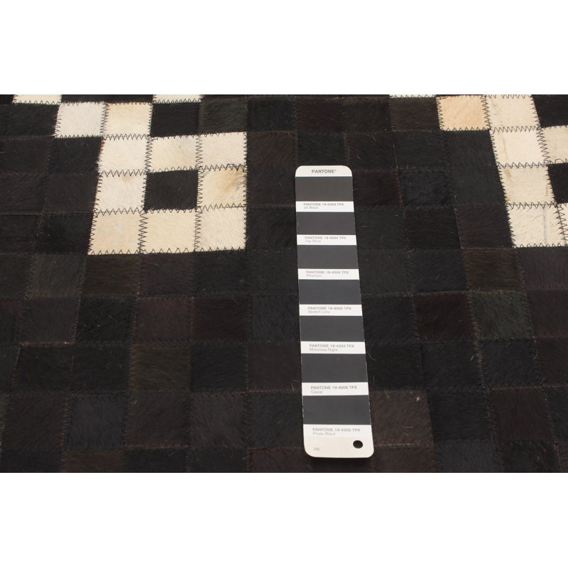 Tapis noir en cuir de vache Hanita