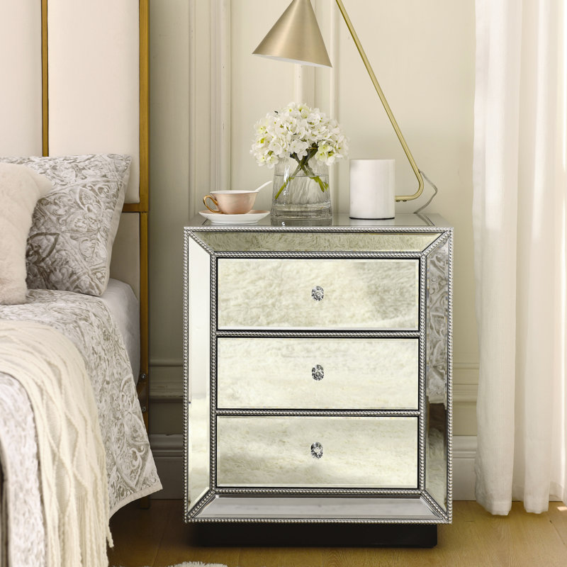 Élégant mobilier en miroir argenté à trois tiroirs - Rehaussez votre armoire d'ambiance pour garder vos essentiels à portée de main