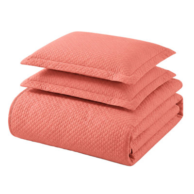 Superior Solitaire Waffled Matelassé Bedspread Set with Shams