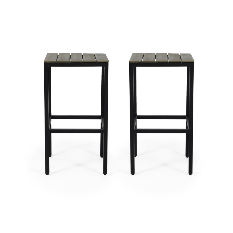 2 tabourets de bar d'extérieur en bois Finition grise sur bois, structure en métal. Style classique à lattes. 16,15 po x 16,15 po x 30,1 po. Fabrication avec siège à lattes. L 16 po x P 30 po