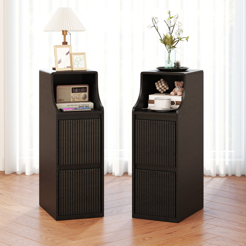 Ensemble de 2 tables d'appoint étroites de style moderne du milieu du siècle, de 68,5 cm de hauteur et cannelures, avec 2 tiroirs.