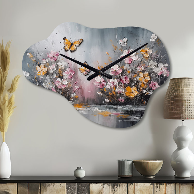 Fleurs avec papillons blancs II - horloge murale en métal à motif floral, horloge murale asymétrique traditionnelle, Petit