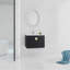 Meuble-lavabo luxueux avec portes à fermeture en douceur et beaucoup de rangement, parfait pour une salle de bain élégante et fonctionnelle.