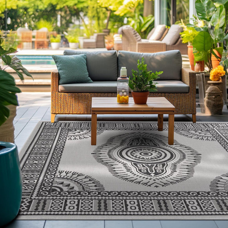 Oriental Indoor / Outdoor Rug, Square 7'10"