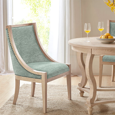 Chaise rembourrée avec garniture cloutée