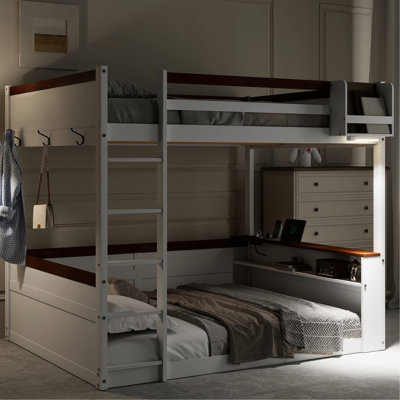 Grand lit superposé en bois blanc avec tablettes de rangement intégrées, boîte, DEL, station de charge et crochets à vêtements en métal pour la fonctionnalité de la chambre à coucher.