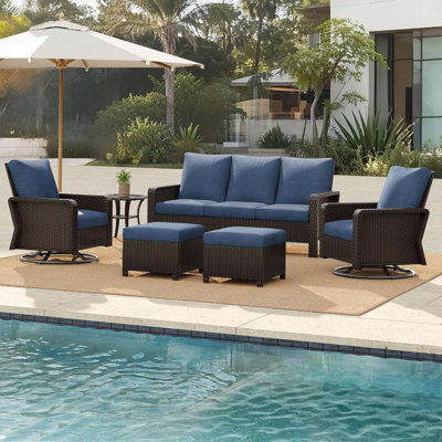 Ensemble de canapé en rotin à trois places en PE avec chaises pivotantes, tabourets et table d'appoint pour une assise extérieure polyvalente et une durabilité toutes saisons.