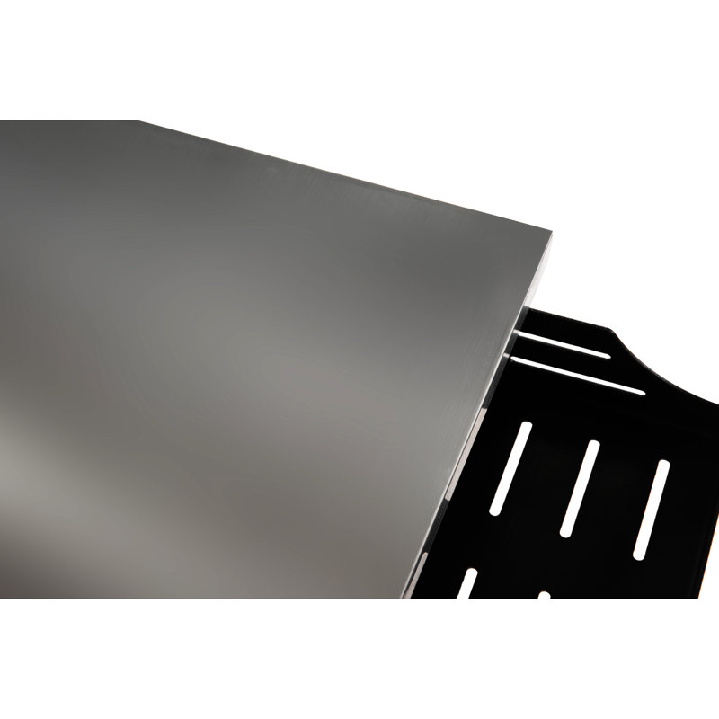 Et chariot d'îlot extérieur avec plateau en acier inoxydable pour jardin de patio, roues de table de cuisine polyvalentes brunes, utilisation dans le jardin