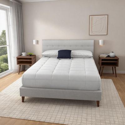 Ensemble de grand lit rembourré de luxe neutre beige avec deux tables de chevet au fini noyer clair, revêtement en polyester 100
