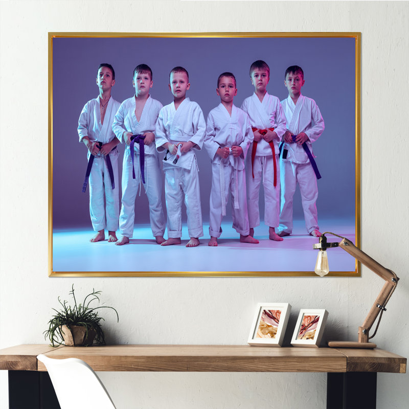 Karate Kids I sur toile, H 24 po x l 32 po x P 1 po, Cadre flottant doré