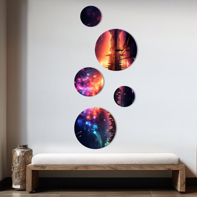 Feux d'artifice colorés au-dessus de la ville la nuit I - ensemble d'art mural rond 5 pièces