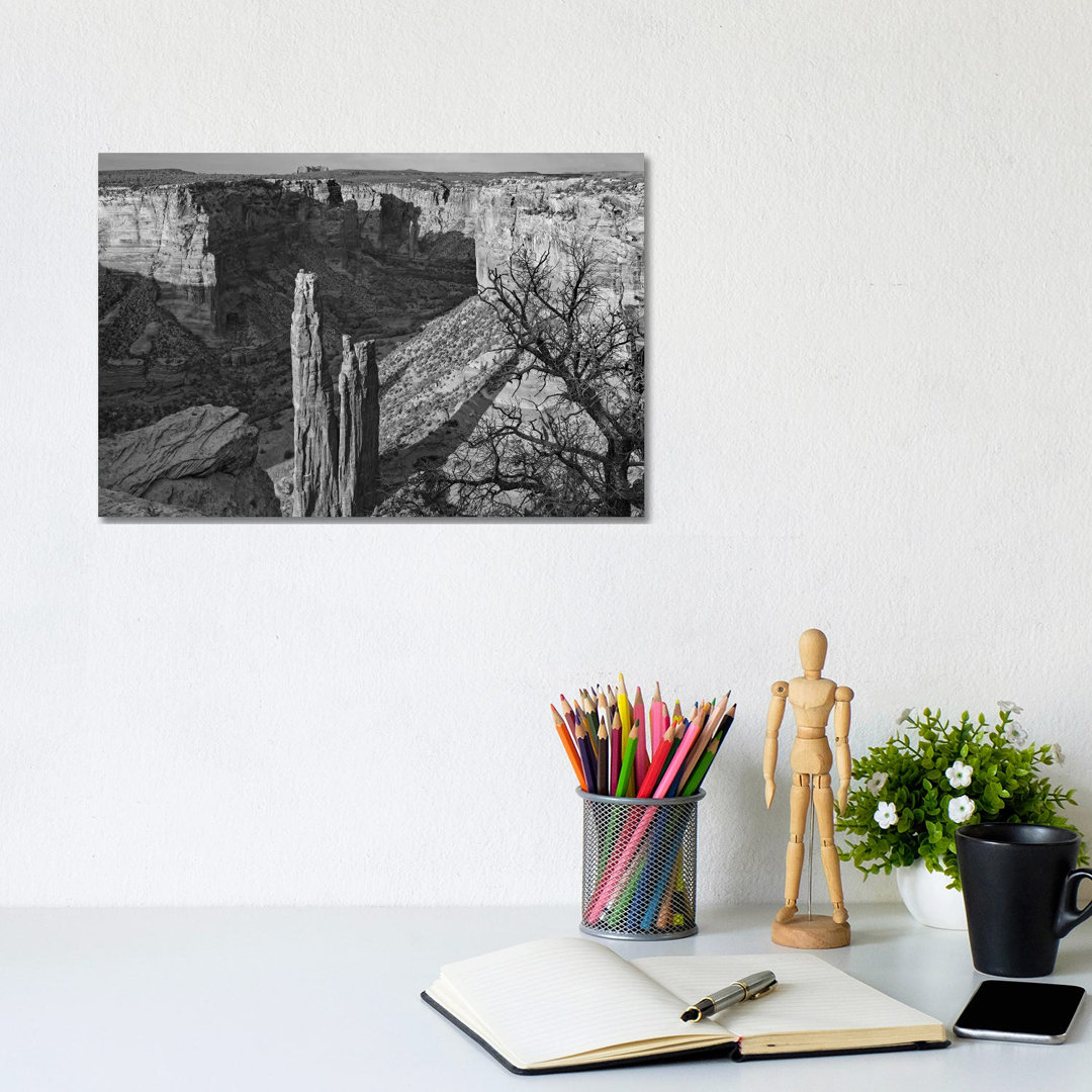 Spider Rock, Canyon De Chelley, Arizona von Tim Fitzharris - Galerieverpackte Leinwand Giclée auf Leinwand ohne Rahmen