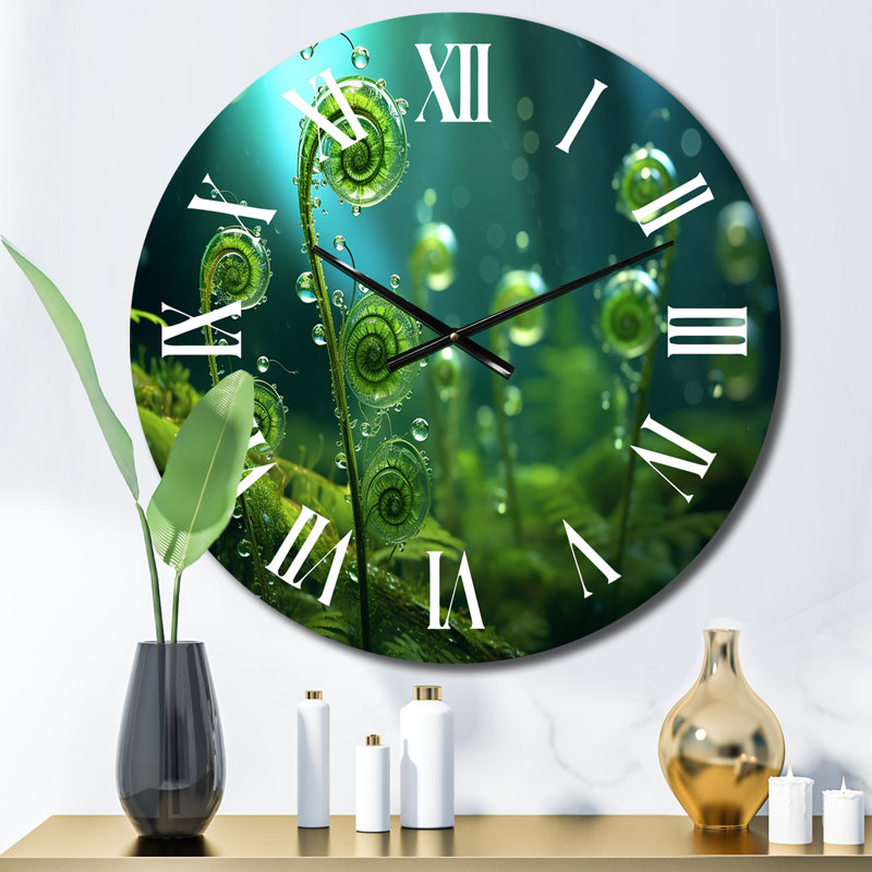 Horloge murale en métal Morning Dew On Young Ferns In The Forest, Petit