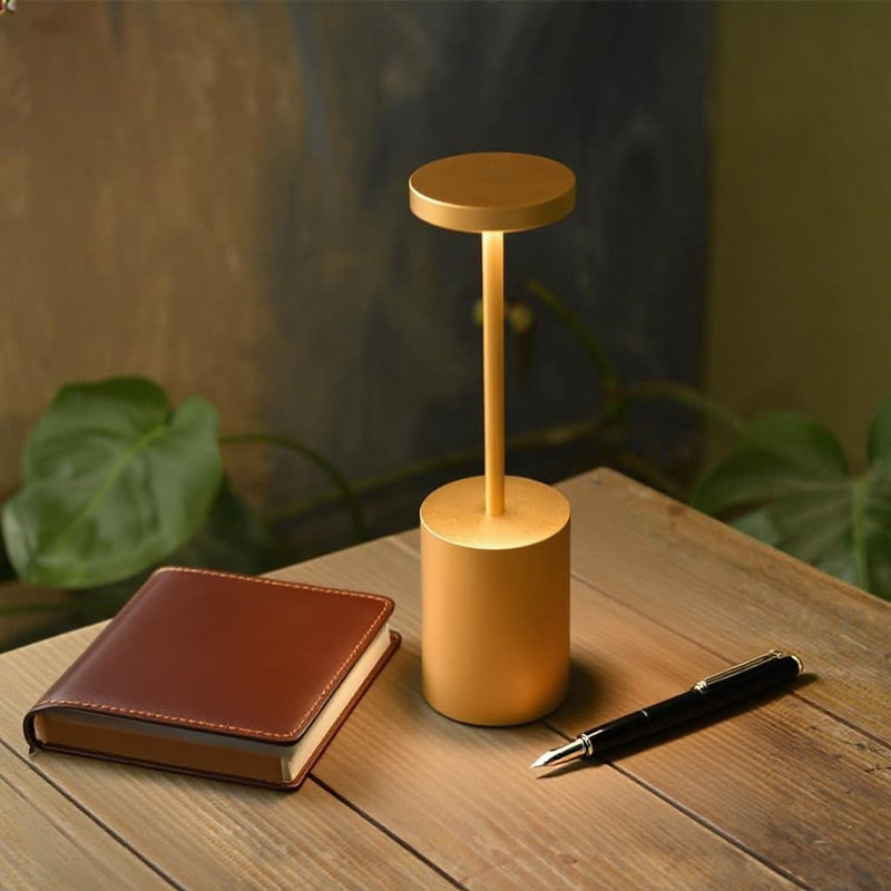 Lampe de table rechargeable sans fil, lampe de bureau à piles 5000 mah avec luminosité à 3 niveaux, DEL à intensité variable pour une utilisation intérieure / extérieure, lampe portative imperméable pour restaurant de patio