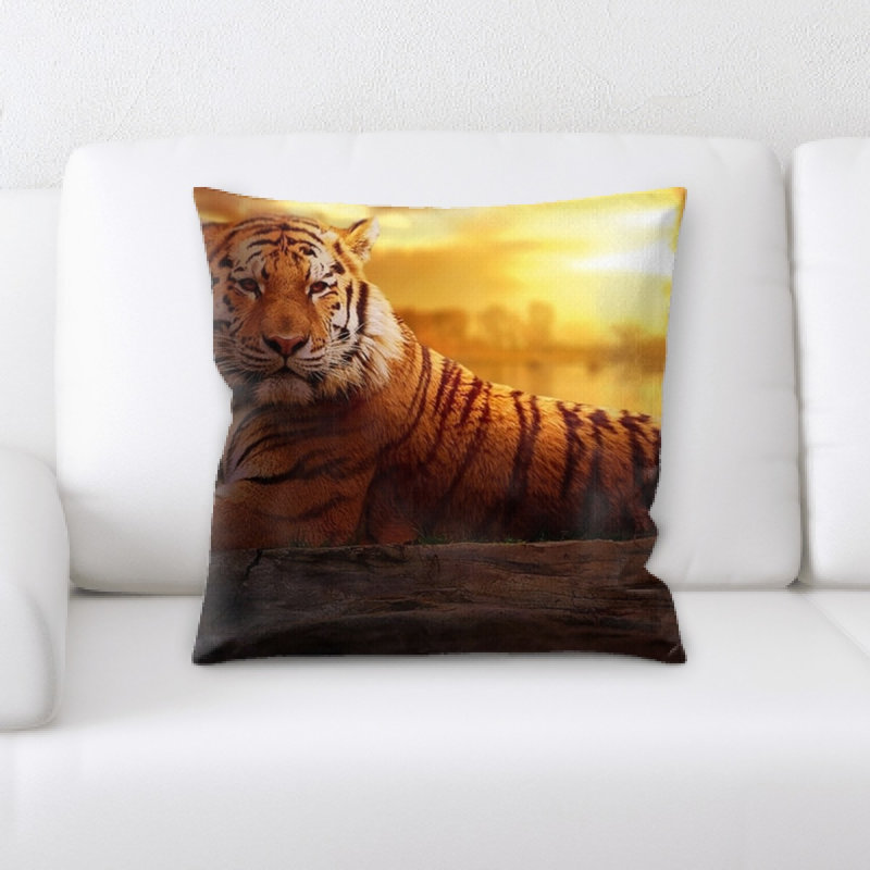 Coussin décoratif tiger dans un coucher de soleil Halvard