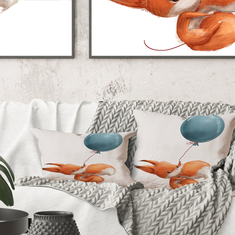 Mignon petit dessin d'un écureuil avec un ballon - Coussin décoratif pour enfants, 16 po x 16 po