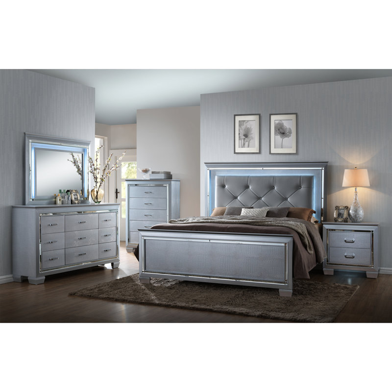 Grand lit moderne avec similicuir, tête de lit, miroir rétroéclairé à DEL et panneau texturé avec lumières au design, aspect beige argenté