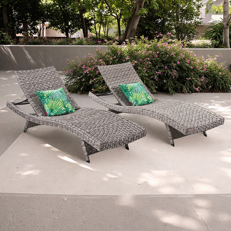 WICKER CHAISE LOUNGE