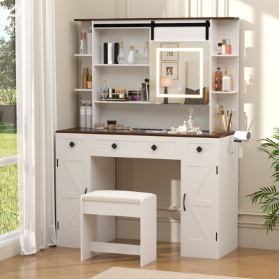 Bureau de coiffeuse en bois de ferme avec miroir coulissant éclairé, armoires de porte de grange, plateau en verre, tiroirs, rangement et tabouret, blanc et brun