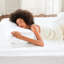 Drap-housse simple en satin de luxe blanc 4 pièces - surface froissée, soyeuse et douce, convient aux matelas de 16 po, comprend 1 drap plat, taies d'oreiller ajustées, frisottis apprivoisé pour la douceur des cheveux