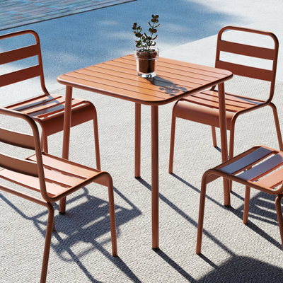 Table carrée d'extérieur rouge brique, idéale pour l'heure du café en plein air, cadre aquatique, style décontracté, matériau principal en métal, hauteur de la salle à manger de 29,83 lb, poids de 26,48 lb