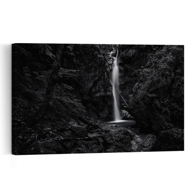 Affiche murale représentant une cascade dans une forêt sombre, un paysage forestier paisible et éthéré, avec une cascade.