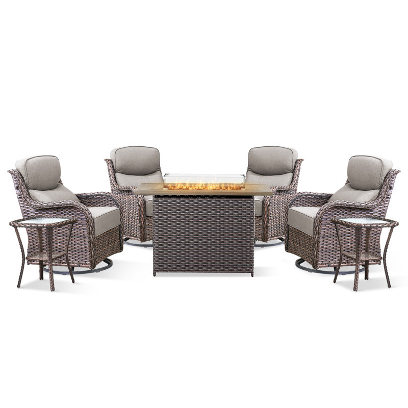 Ensemble de conversation d'extérieur en osier 7 pièces avec foyer rectangulaire Wickes, 4 fauteuils pivotants avec coussins épais de 6 po