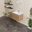 Meuble-lavabo mural avec lavabo et système de fermeture en douceur, offrant beaucoup de rangement et une conception moderne pour une salle de bain sans encombrement