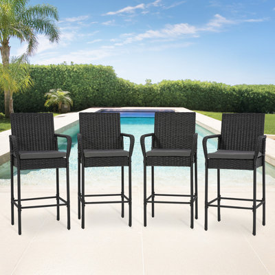 Ensemble de 4 tabourets de bar d'extérieur en osier de patio avec coussins amovibles, accoudoirs ergonomiques et dossier, tabourets de bar d'extérieur toutes saisons pour patio. Cour arrière, bord de piscine