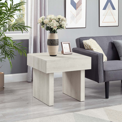 Table de bout moderne Athens avec design épuré et fabrication durable, parfaite pour les intérieurs contemporains