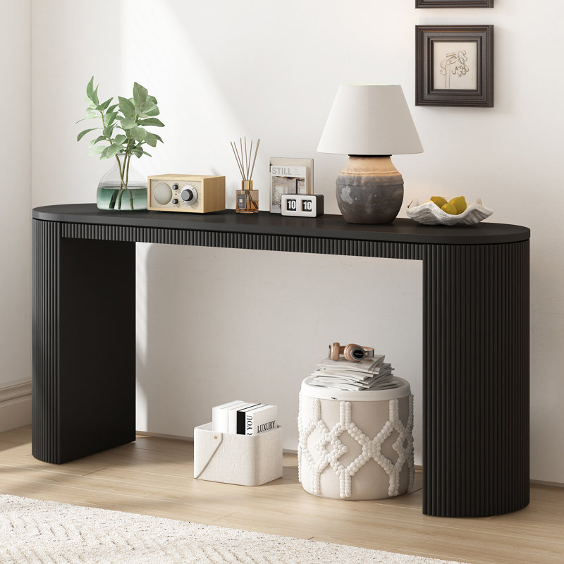 Console noire, rehaussant l'apparence de la pièce, table spacieuse pour un usage domestique, faite de qualité