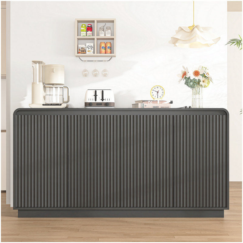 Meuble télé noir à 4 portes cannelées avec prise de courant, centre de divertissement Wave sans poignée, armoire de rangement à panneau de particules réglable à 3 niveaux, console multimédia multifonctionnelle et buffet